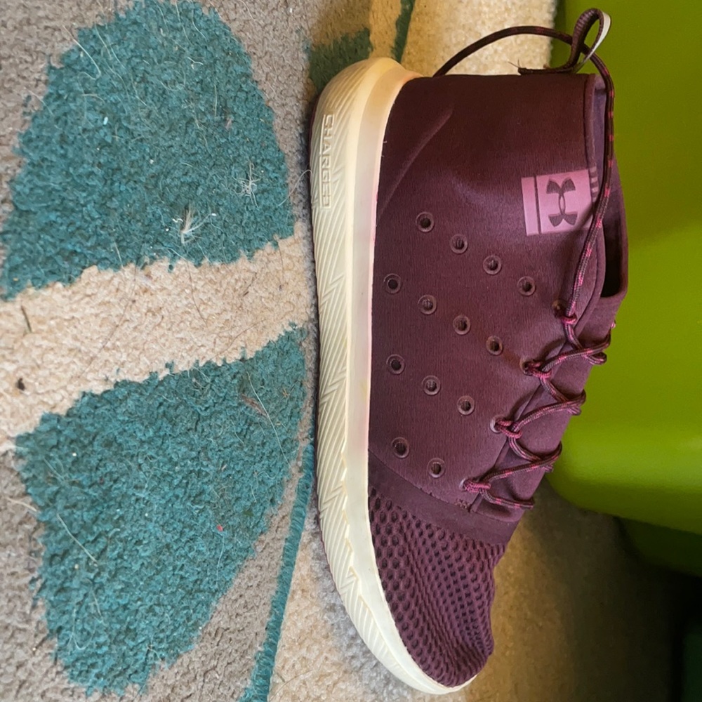Tennis shoes